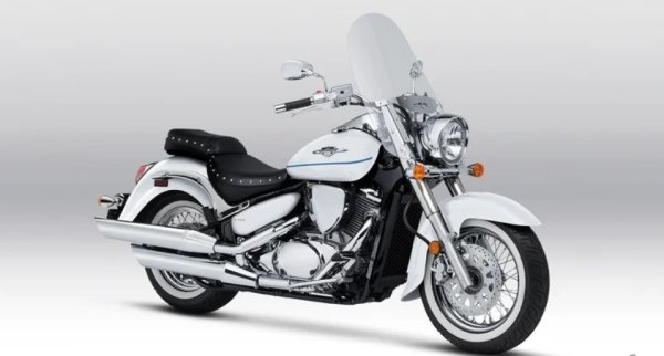 Suzuki Boulevard C50T Special е круизен мотоциклет с класически външен вид и куп функции, които го правят солиден при каране на дълги разстояния. Той разполага с 805-кубиков двигател. Въпреки че това е най-малкият, включен в този списък, постига нисък въртящ момент и е в състояние да докара магистралните скорости. Но не там е силата му. 

Областите, в които Boulevard C50T Special наистина блести, са комфорт и стил. Моделът 2025 се предлага в перлено брилянтно бяло с черна облицовка, което го прави да изглежда като от ретро филм. Включва набор от функции като аеродинамично предно стъкло, голяма средна седалка с пътническа такава..

Резервоарът му за гориво побира 15,5 литра. Но като се има предвид факта, че разходът е под 6/100, ще стигнете далеч.
Страхотната новина – това е един от най-достъпните мотоциклети Suzuki за новобранци. Моделът от 2025 г. започва от $9779, а употребяван излиза между $3500 и $10 000.
